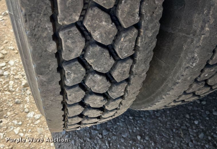 image for item JX9309 2008 Peterbilt 365  crane truck