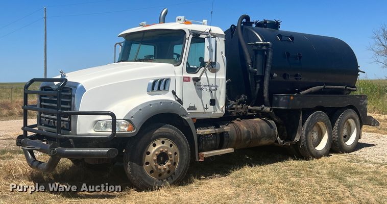 image for item JX9310 2006 Mack CT713 Granite  water truck