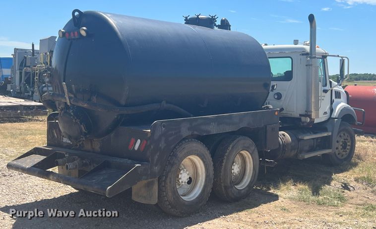 image for item JX9310 2006 Mack CT713 Granite  water truck