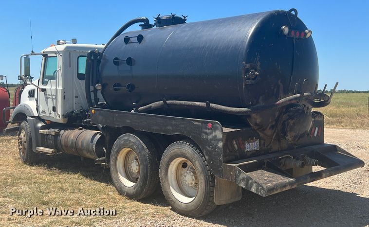 image for item JX9310 2006 Mack CT713 Granite  water truck