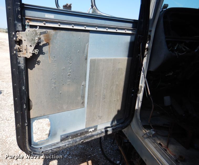 image for item KI9260 2005 Peterbilt 379  semi truck