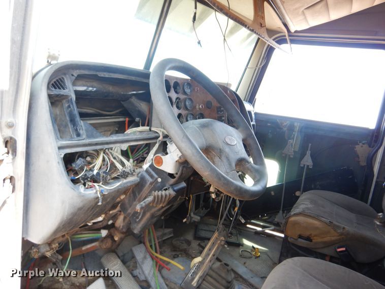 image for item KI9260 2005 Peterbilt 379  semi truck