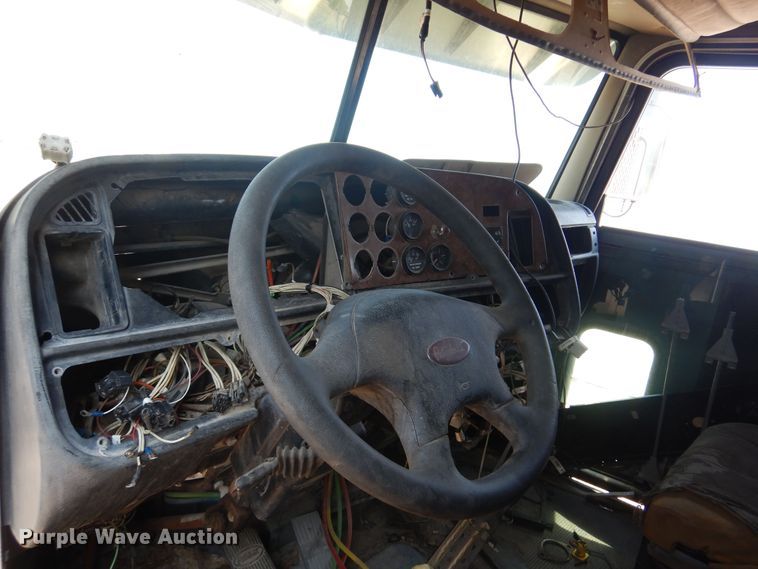 image for item KI9260 2005 Peterbilt 379  semi truck