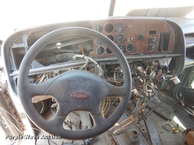 image for item KI9260 2005 Peterbilt 379  semi truck