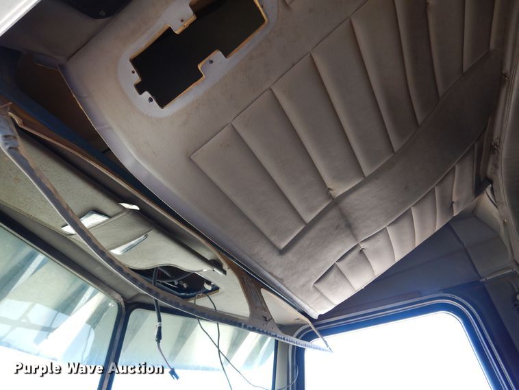 image for item KI9260 2005 Peterbilt 379  semi truck