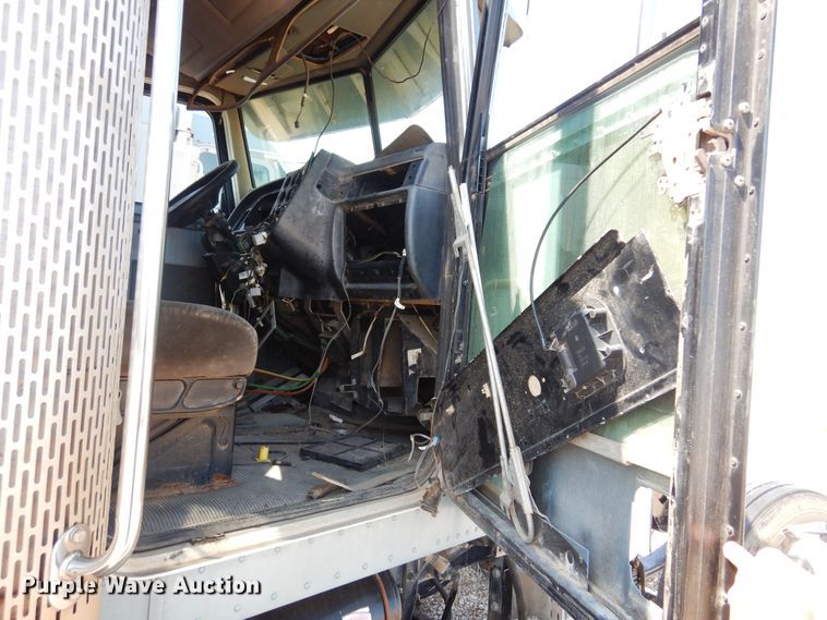 image for item KI9260 2005 Peterbilt 379  semi truck