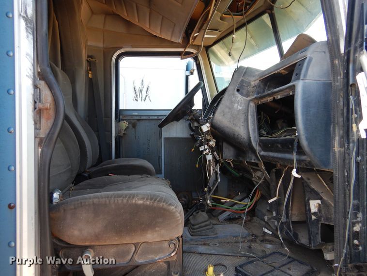 image for item KI9260 2005 Peterbilt 379  semi truck