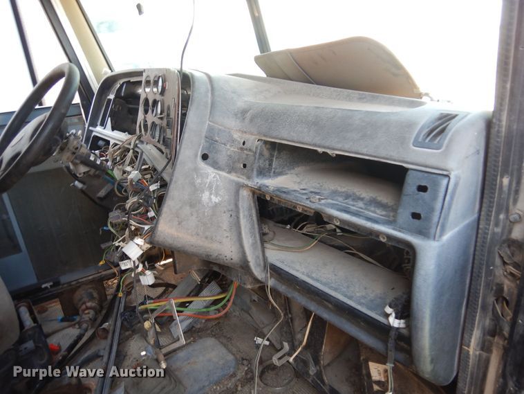 image for item KI9260 2005 Peterbilt 379  semi truck