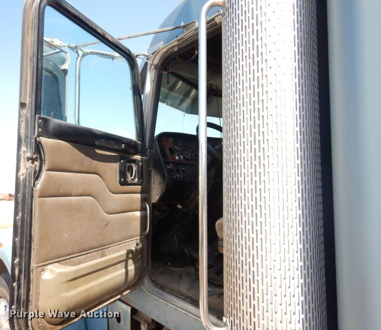 image for item KI9261 2005 Peterbilt 379  semi truck