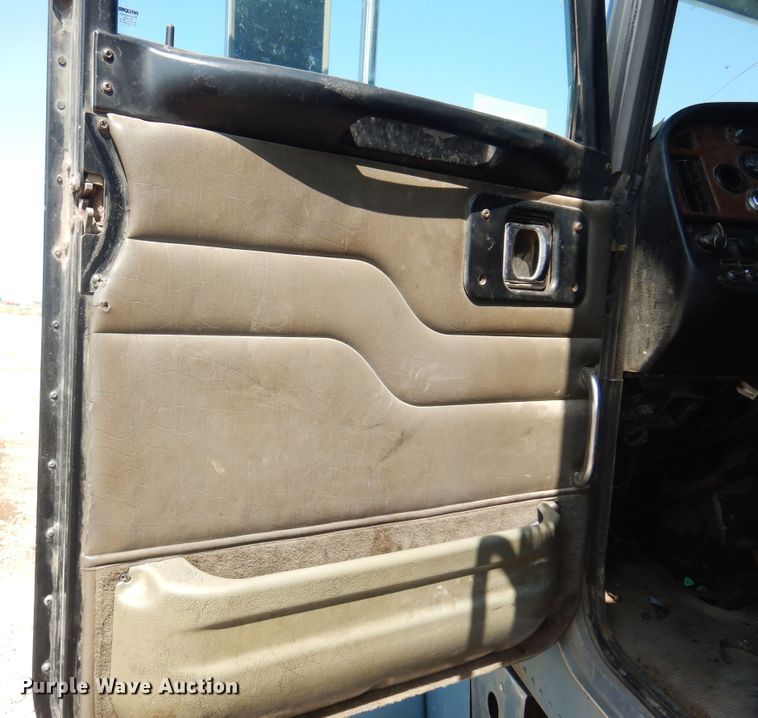 image for item KI9261 2005 Peterbilt 379  semi truck