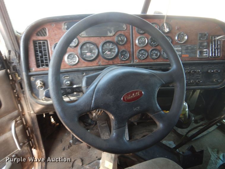 image for item KI9261 2005 Peterbilt 379  semi truck