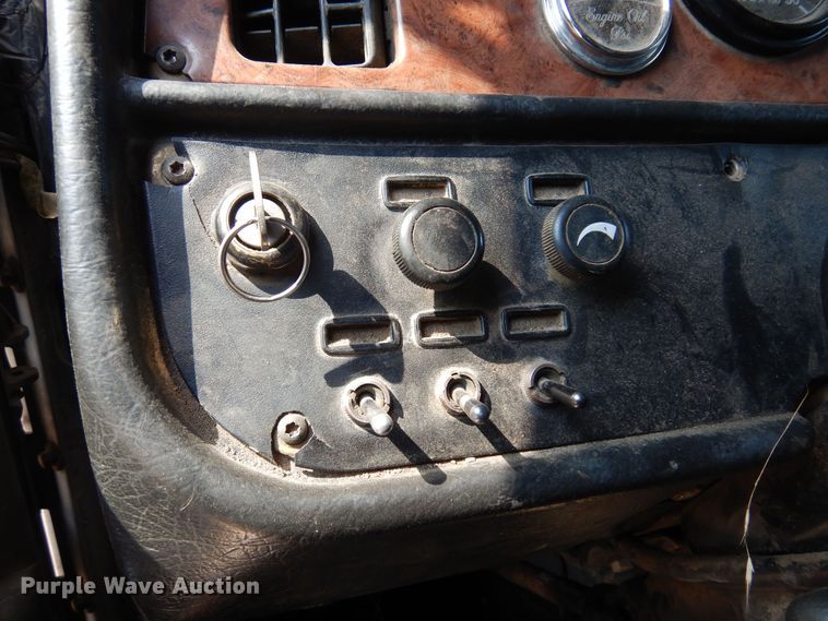 image for item KI9261 2005 Peterbilt 379  semi truck