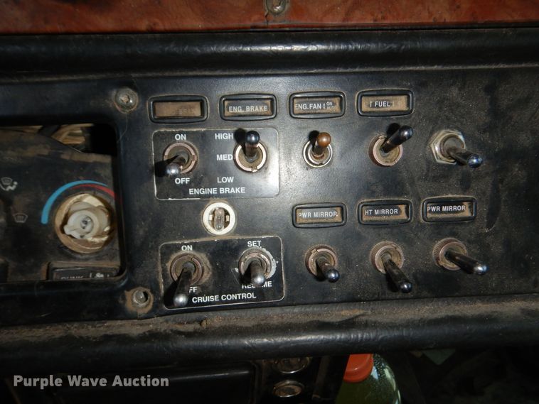 image for item KI9261 2005 Peterbilt 379  semi truck