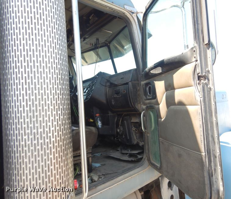 image for item KI9261 2005 Peterbilt 379  semi truck