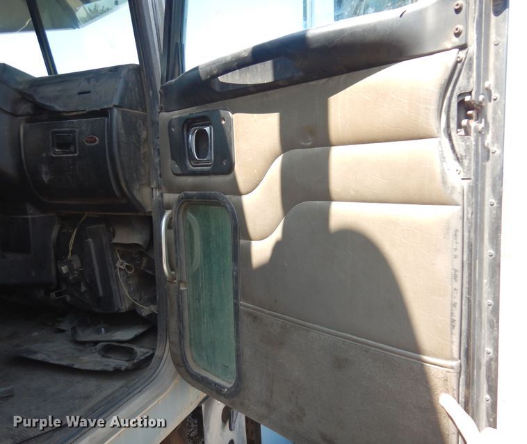 image for item KI9261 2005 Peterbilt 379  semi truck