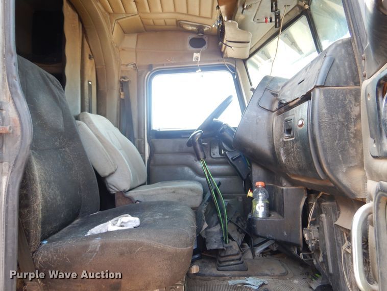 image for item KI9261 2005 Peterbilt 379  semi truck