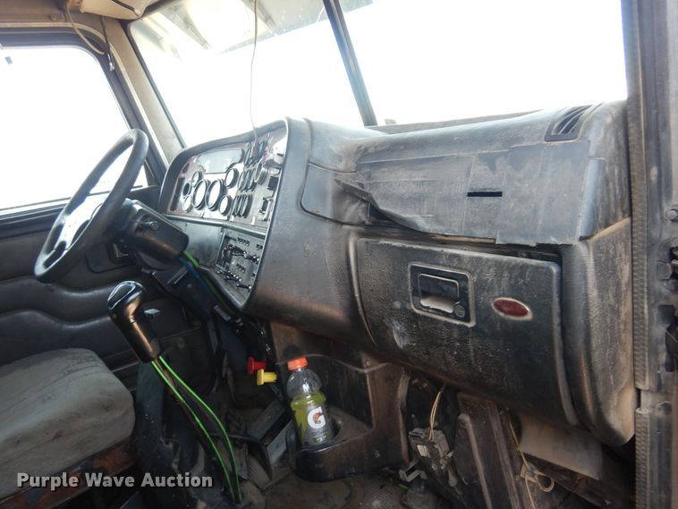 image for item KI9261 2005 Peterbilt 379  semi truck