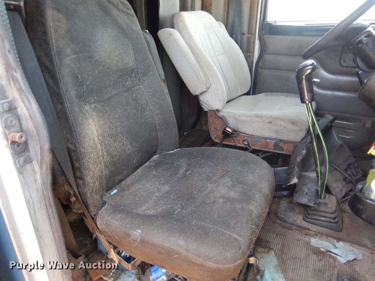 image for item KI9261 2005 Peterbilt 379  semi truck