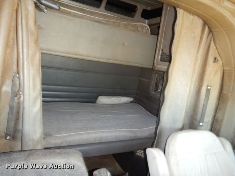 image for item KI9261 2005 Peterbilt 379  semi truck