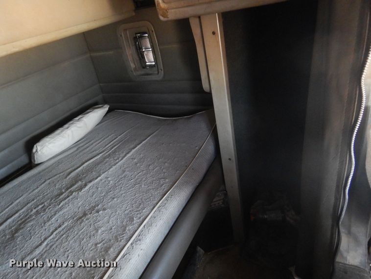 image for item KI9261 2005 Peterbilt 379  semi truck