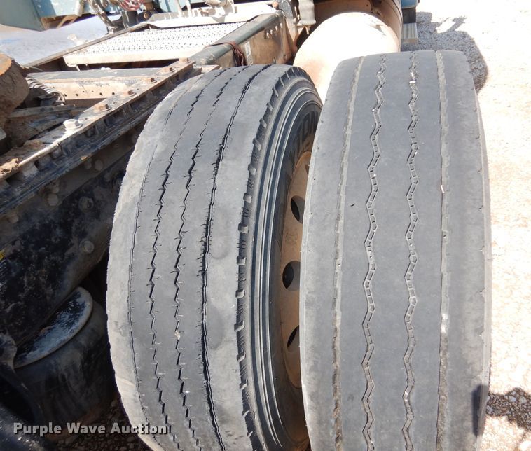 image for item KI9261 2005 Peterbilt 379  semi truck