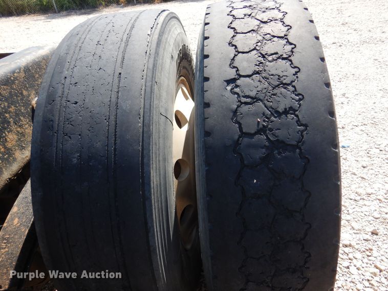 image for item KI9261 2005 Peterbilt 379  semi truck