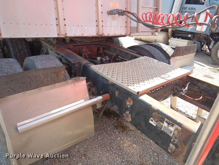 image for item KI9266 2006 Kenworth T2000  semi truck