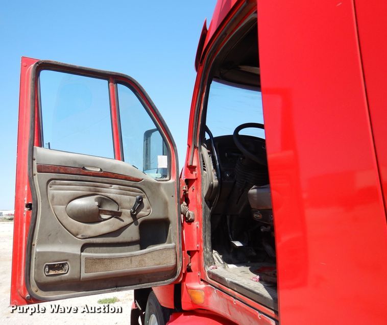 image for item KI9266 2006 Kenworth T2000  semi truck