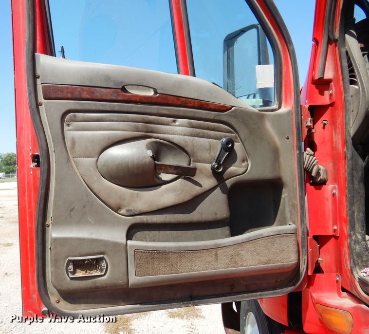 image for item KI9266 2006 Kenworth T2000  semi truck