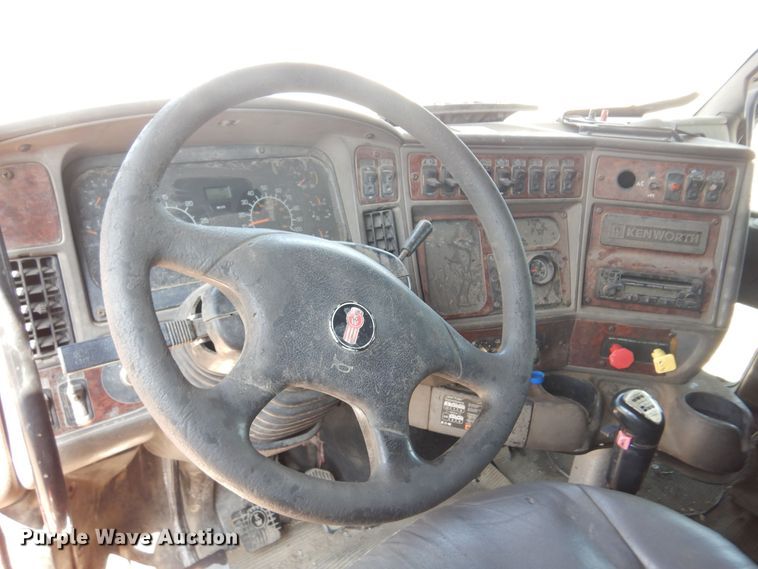 image for item KI9266 2006 Kenworth T2000  semi truck