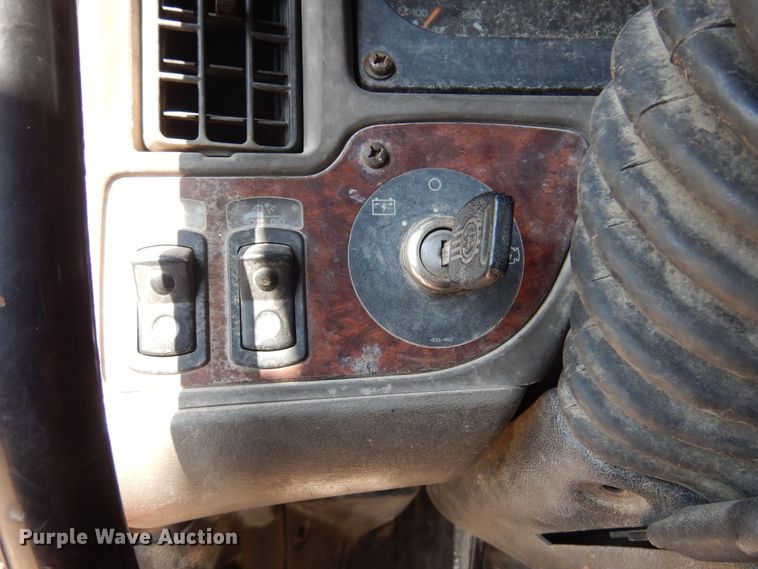 image for item KI9266 2006 Kenworth T2000  semi truck