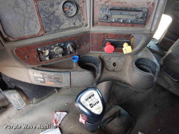 image for item KI9266 2006 Kenworth T2000  semi truck