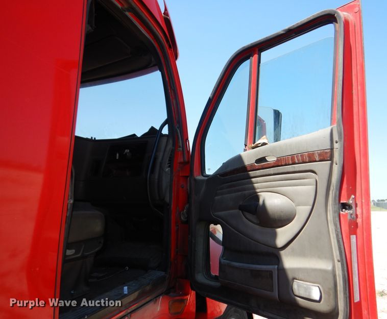 image for item KI9266 2006 Kenworth T2000  semi truck