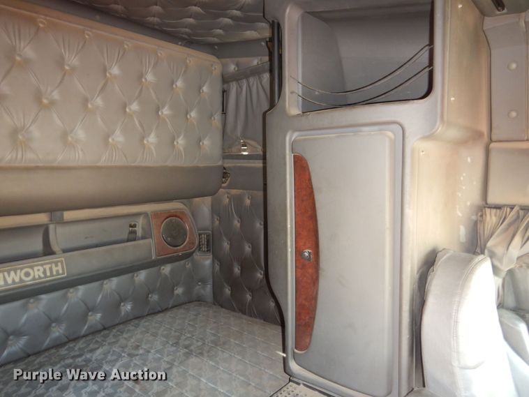 image for item KI9266 2006 Kenworth T2000  semi truck