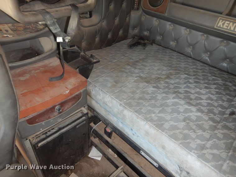 image for item KI9266 2006 Kenworth T2000  semi truck