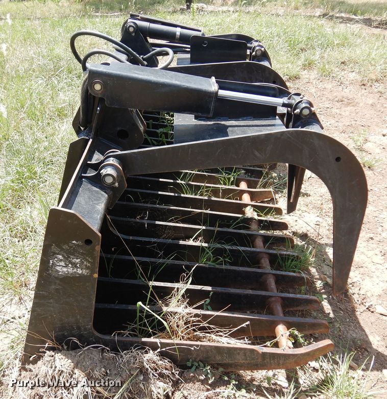 image for item KI9275 John Deere GT80  skid steer rock grapple bucket