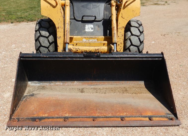 image for item KI9294 2000 John Deere 250  skid steer loader