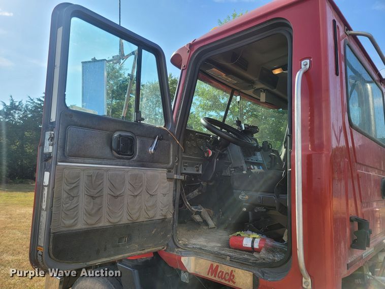 image for item LM9545 1998 Mack CH600  semi truck