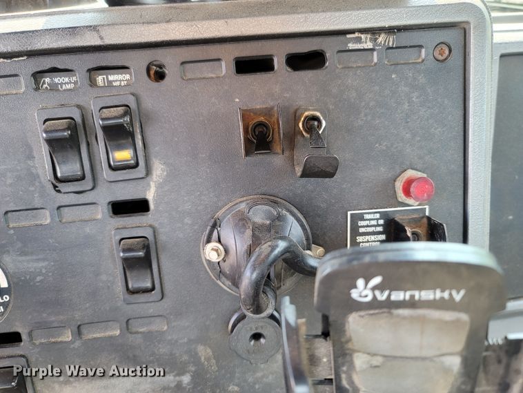 image for item LM9545 1998 Mack CH600  semi truck