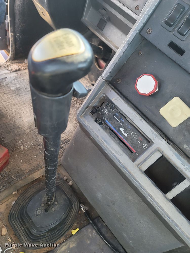 image for item LM9545 1998 Mack CH600  semi truck