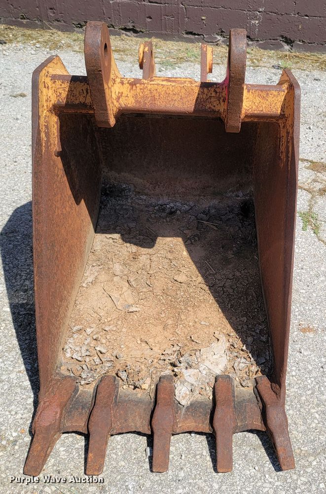 image for item LM9591 Caterpillar  24"W backhoe bucket