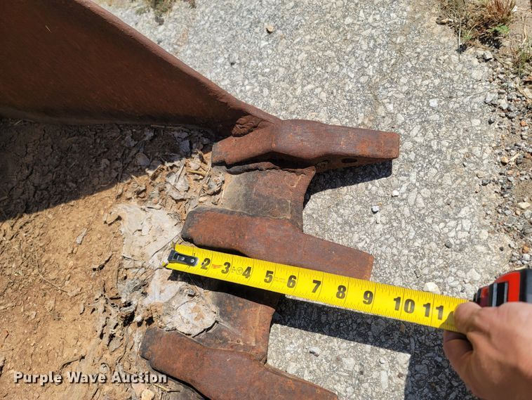 image for item LM9591 Caterpillar  24"W backhoe bucket