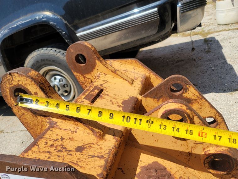 image for item LM9591 Caterpillar  24"W backhoe bucket