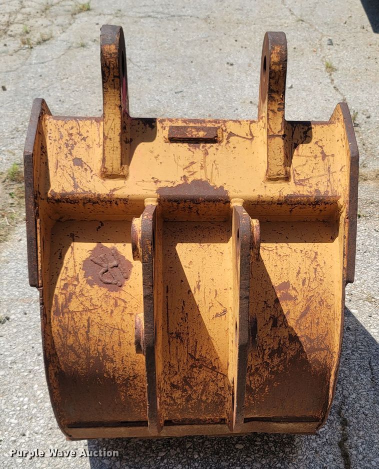 image for item LM9591 Caterpillar  24"W backhoe bucket
