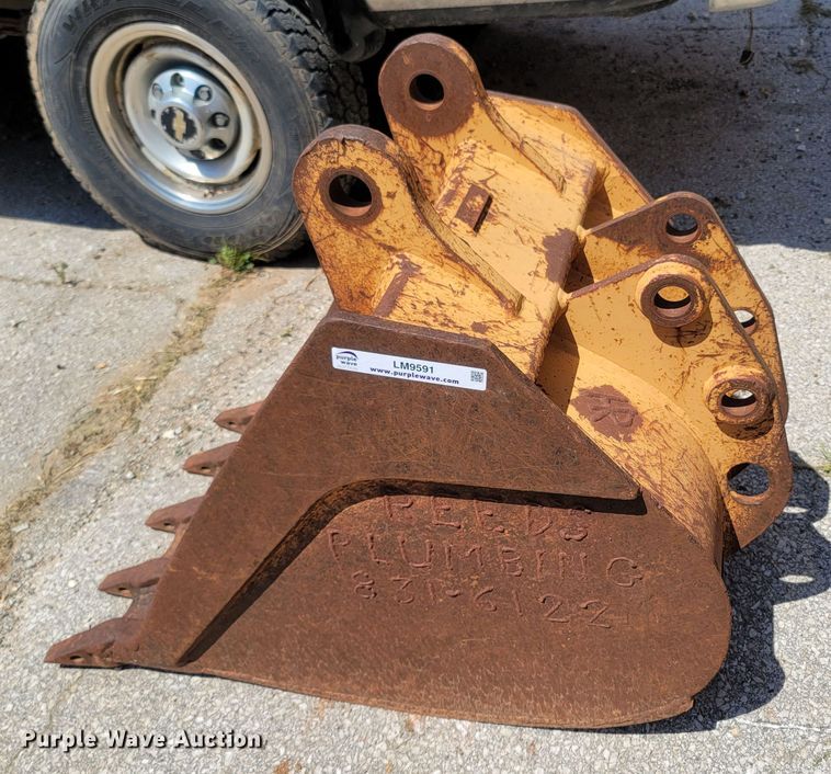 image for item LM9591 Caterpillar  24"W backhoe bucket