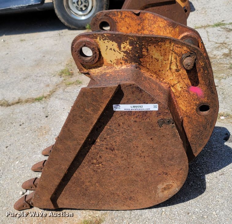 image for item LM9592 Caterpillar  24"W backhoe bucket