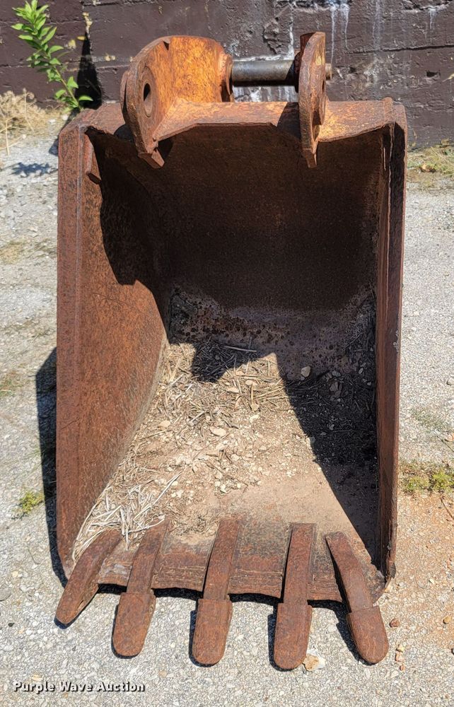 image for item LM9592 Caterpillar  24"W backhoe bucket