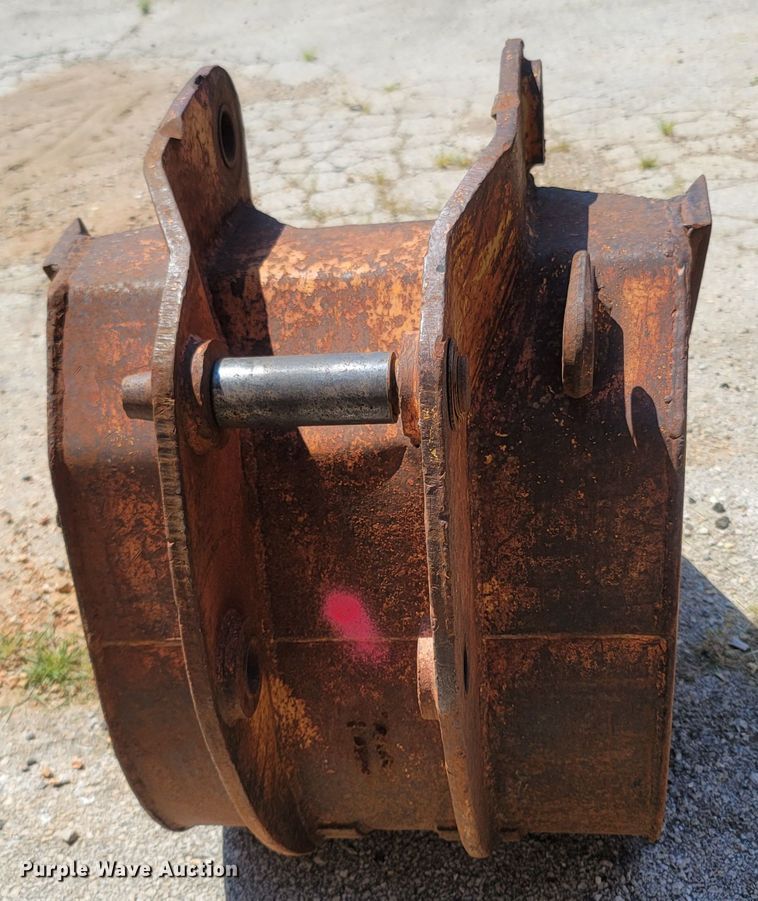 image for item LM9592 Caterpillar  24"W backhoe bucket