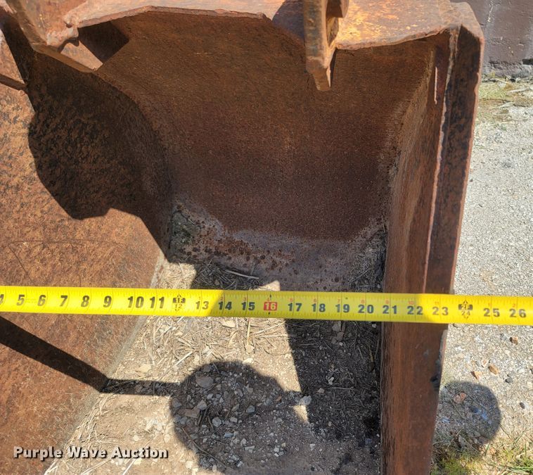 image for item LM9592 Caterpillar  24"W backhoe bucket