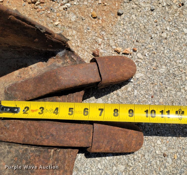 image for item LM9592 Caterpillar  24"W backhoe bucket